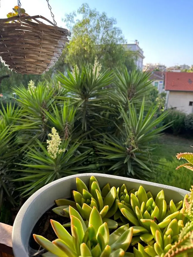 Homestay Location De Chambre Privee Dans Residence Prive, Jardins Et Parking Gratuit 1 Min To Tramway Et 9 Min De Centre-Ville, Accessibilite A Plusieurs Transports Nice France